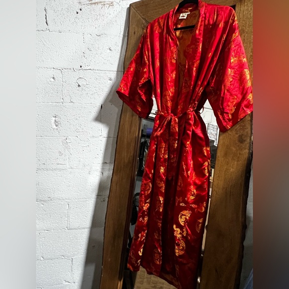 Luxurious Scarlet Floral Kimono 👘 Women's Robe - Picture 5 of 16